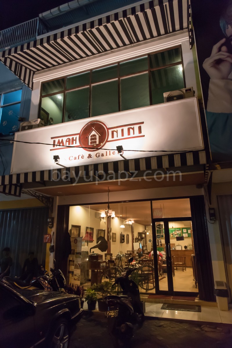 Cafe Imah Nini suasana alam dan nuansa kayu-kayuan